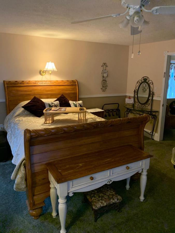 Emerald Necklace Inn Bed And Breakfast Лейквуд Екстер'єр фото